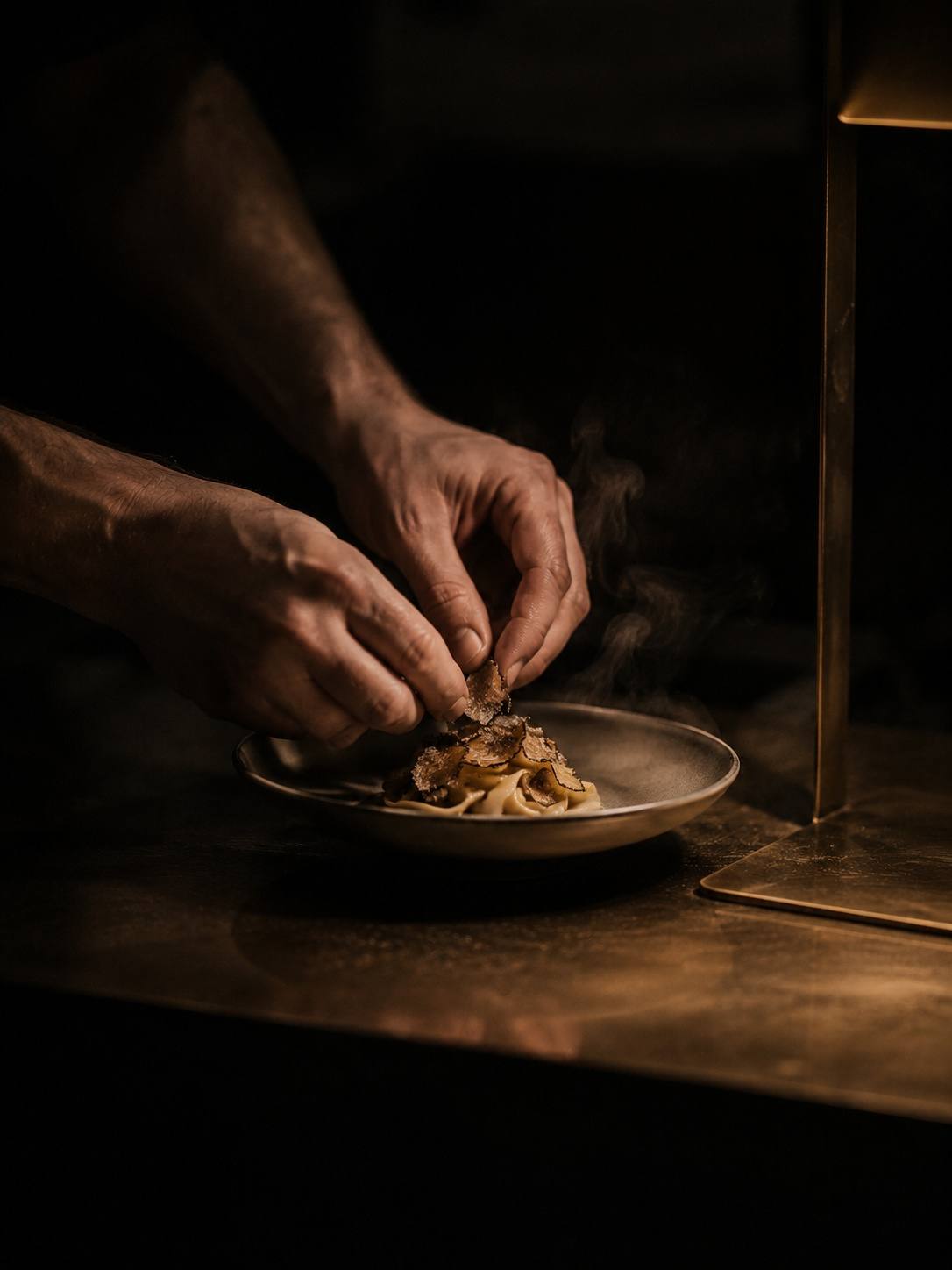 Chef plateert een gerecht in de keuken